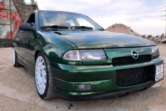 Ez az Opel Astra maga a megvadult kilencvenes évek