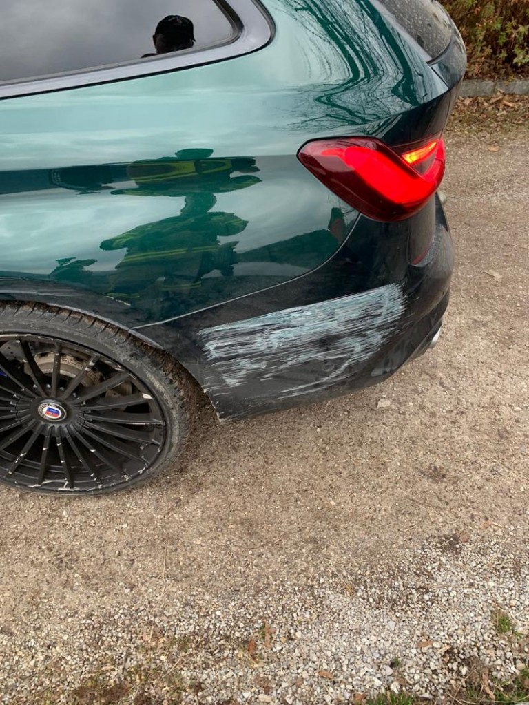 Addig követte a navigációt, amíg sziklafalak közé szorult a ritka BMW-vel 3