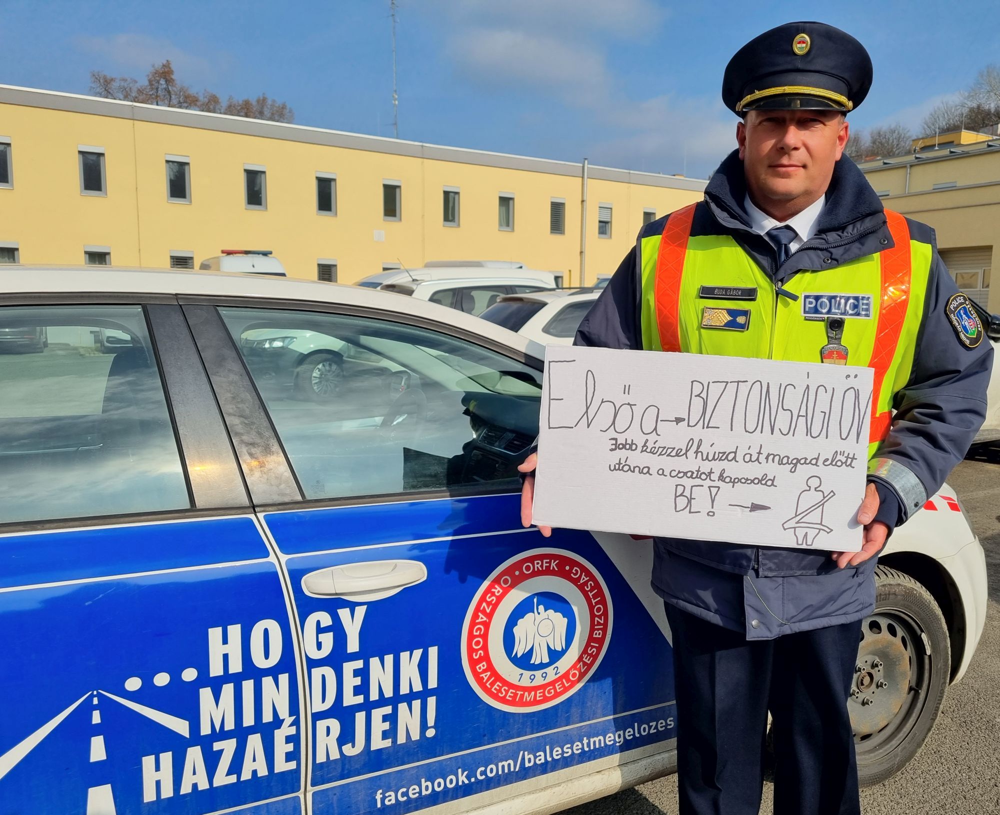 Reagált az őrületre a magyar rendőrség, ők is felírtak valamit egy kartonlapra 2