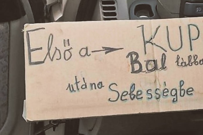 Kartonlapra írt utasítások alapján vezetett egy veszprémi autós