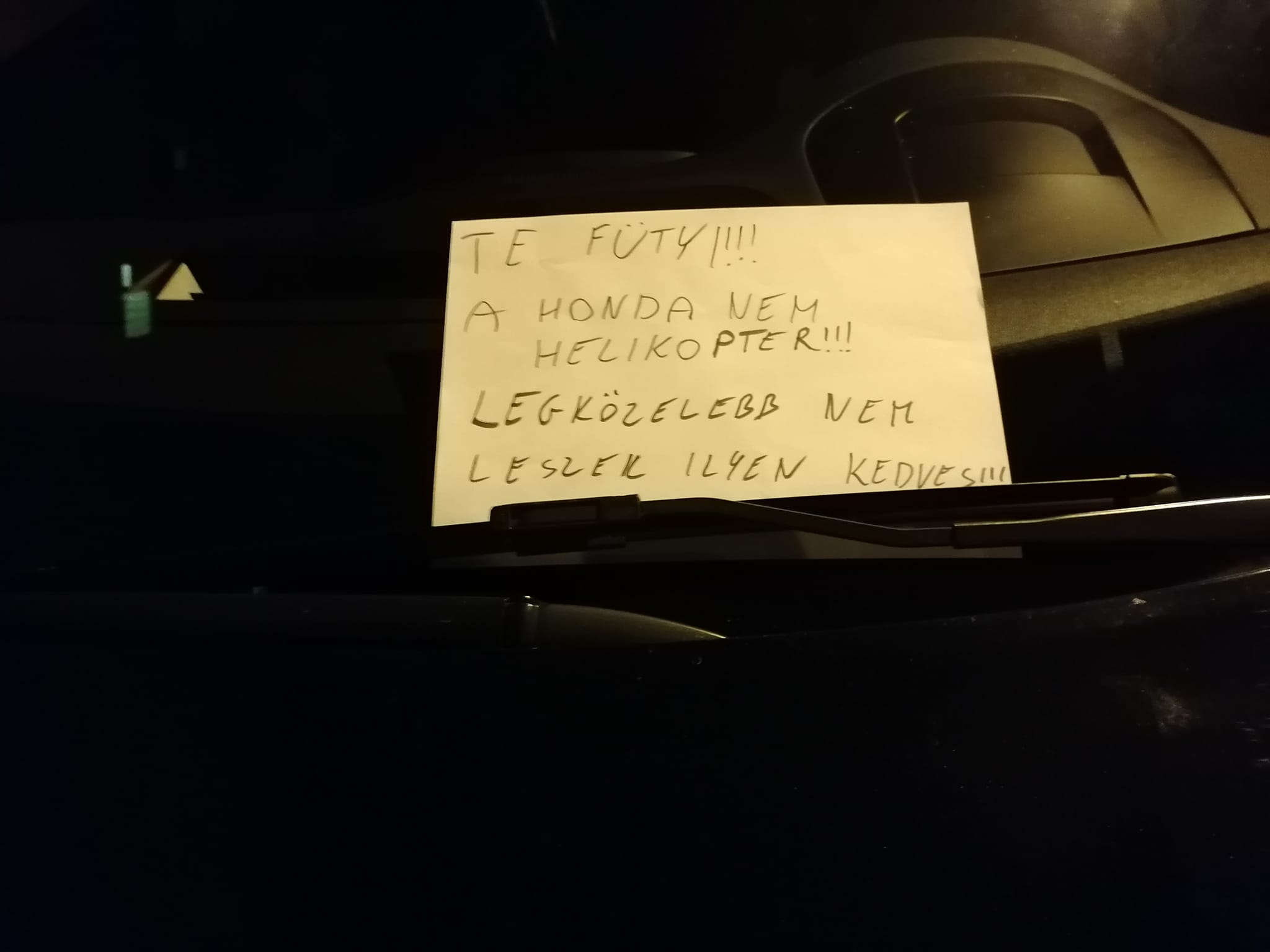 Egyelőre még kedves üzenet landolt egy illetlenül parkoló autós szélvédőjén 1