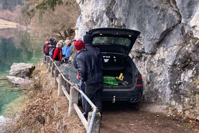 Addig követte a navigációt, amíg sziklafalak közé szorult a ritka BMW-vel