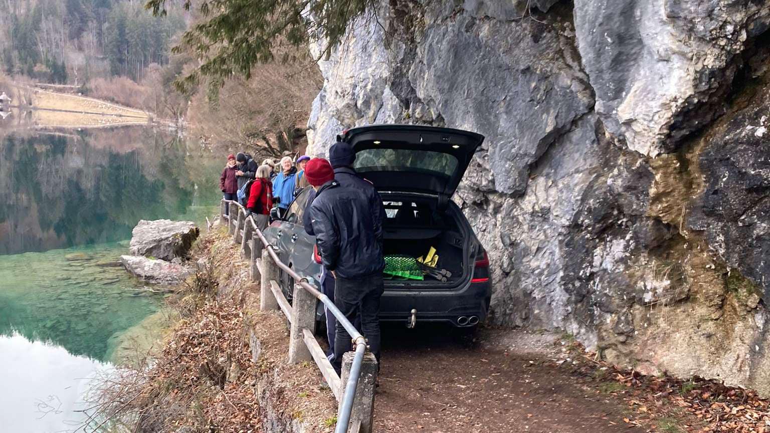 Addig követte a navigációt, amíg sziklafalak közé szorult a ritka BMW-vel 1