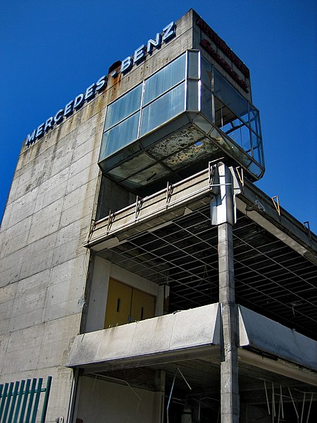 Egy város ismerte a kirakatban álló Mercedest, végül egy markoló zúzta össze 1