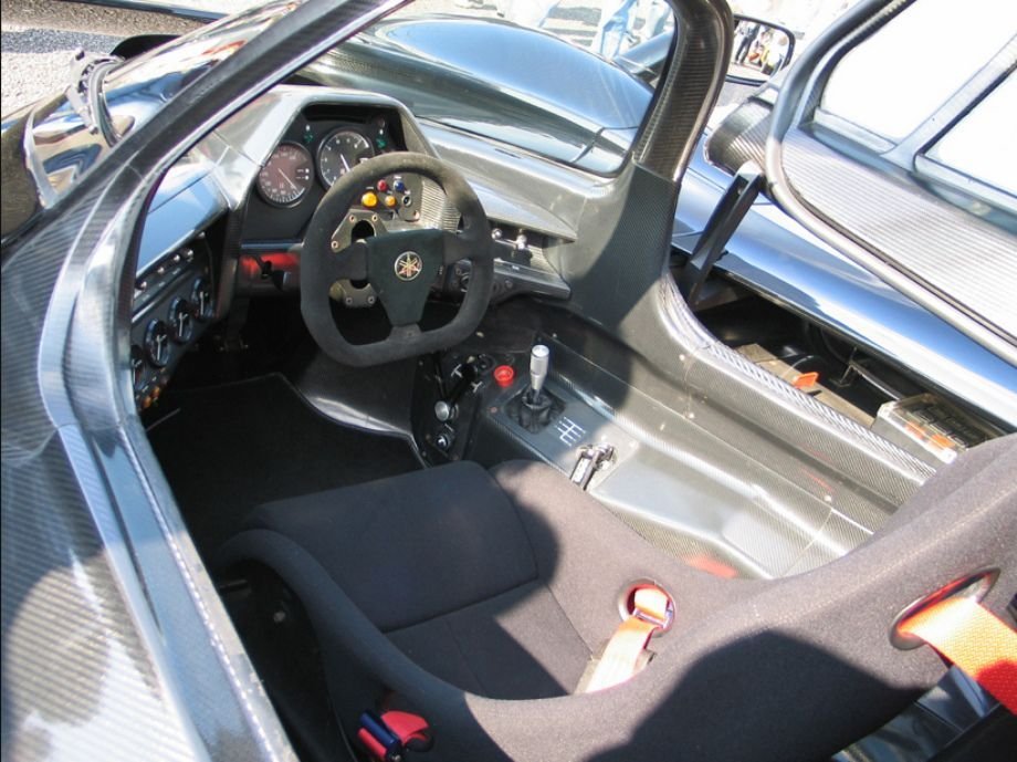 Hogyan bukhat meg egy V12-es, 400 lóerős sportautó? 3