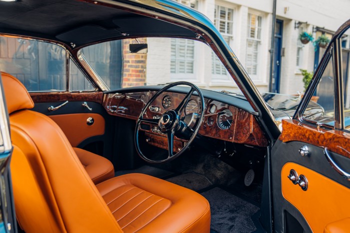 Kibelezték a világ egyik legritkább autóját 7