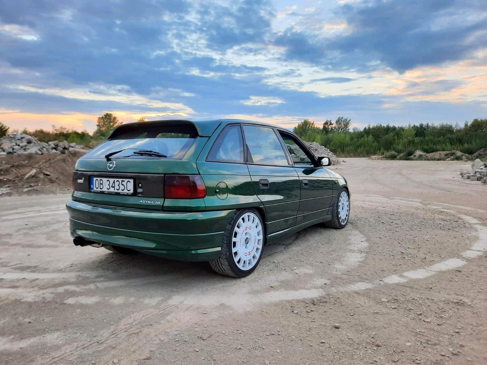 Ez az Opel Astra maga a megvadult kilencvenes évek 3