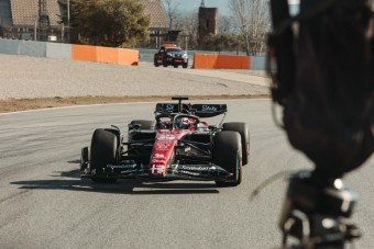 Fű alatt tesztelik az új F1-es autókat