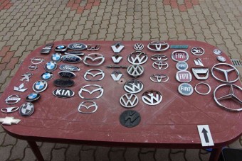 Elfogták a fosztogatót, aki úgy gyűjtötte az autóemblémákat, mint más a bélyeget