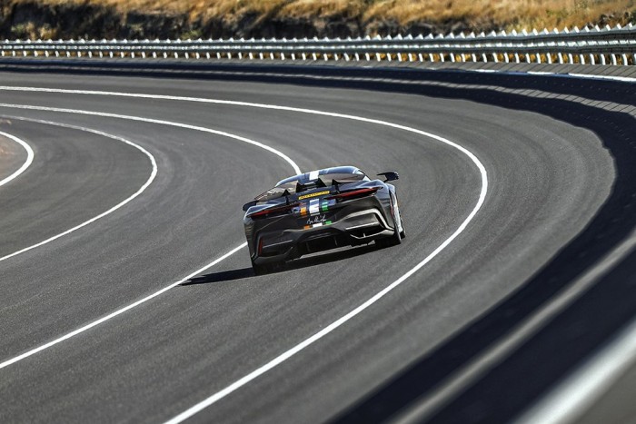 Félelmetesen gyorsul a négymotoros sportkocsi 6