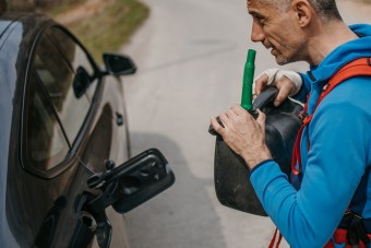 Itt a tudományos válasz, miért szeretjük a benzinszagot