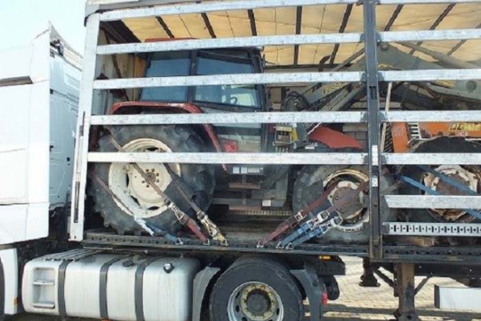 Felhajtották egy kamion ponyváját a magyar határon, volt nagy meglepetés utána