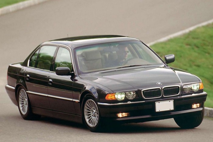 Meglepő lesz látni, mit rejt ennek a szakadt amerikai taxinak az orra 3 | Vezess Meglepő lesz látni, mit rejt ennek a szakadt amerikai taxinak az orra 3