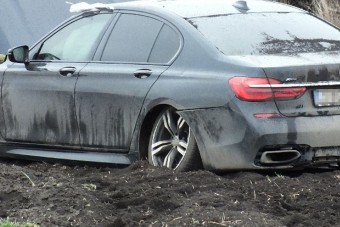 A hónap legbénább hazai tolvaja: szántóföldön nullázta le a BMW-t