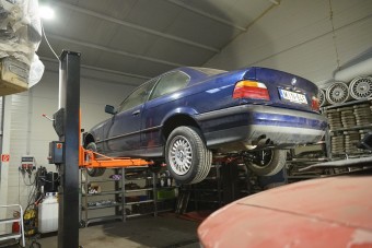 Ilyen egy alapos futóműfelújítás egy régi BMW-n
