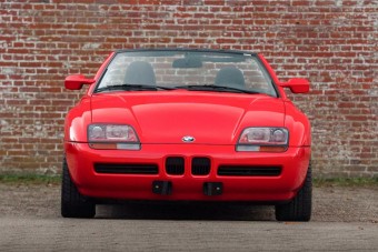 Ezért áll 999 ezernél egy sosem futott, ritka BMW kilométerórája