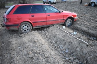 Jogosítvány nélkül lopott autót, a szántóföldön ért véget a próbaút