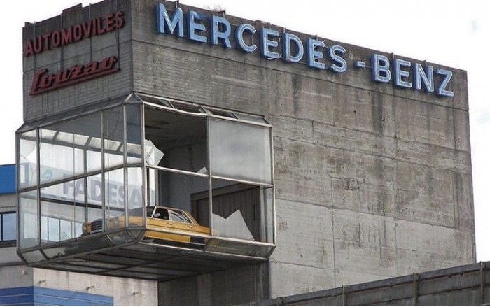 Egy város ismerte a kirakatban álló Mercedest, végül egy markoló zúzta össze 3