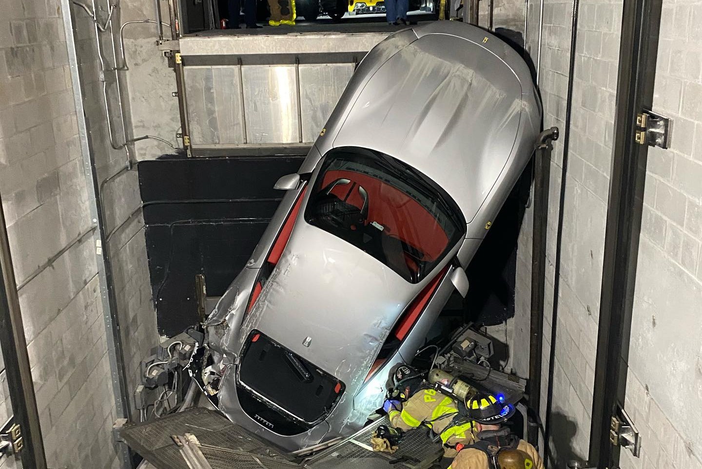 A liftaknába zuhant egy 85 milliós Ferrari 1 | Vezess A liftaknába zuhant egy 85 milliós Ferrari 1