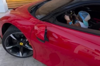 Még csak hároméves, de profi módon parkol apja Ferrarijával