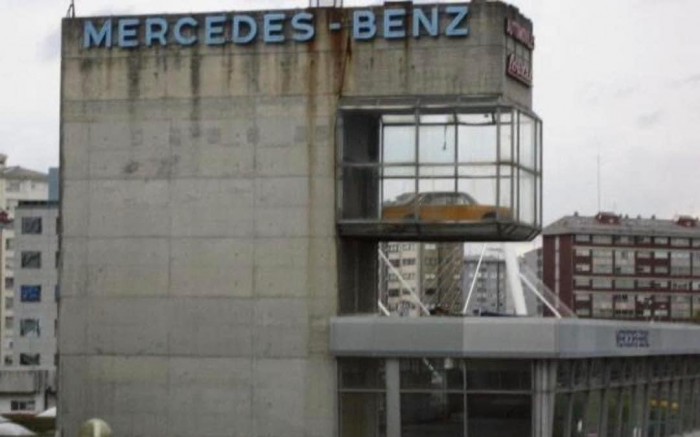 Egy város ismerte a kirakatban álló Mercedest, végül egy markoló zúzta össze 2