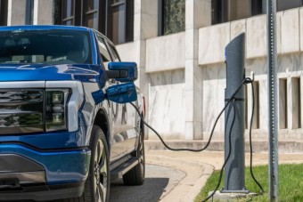 Platón berregő generátorral töltötték az amerikai villany-pick-upot