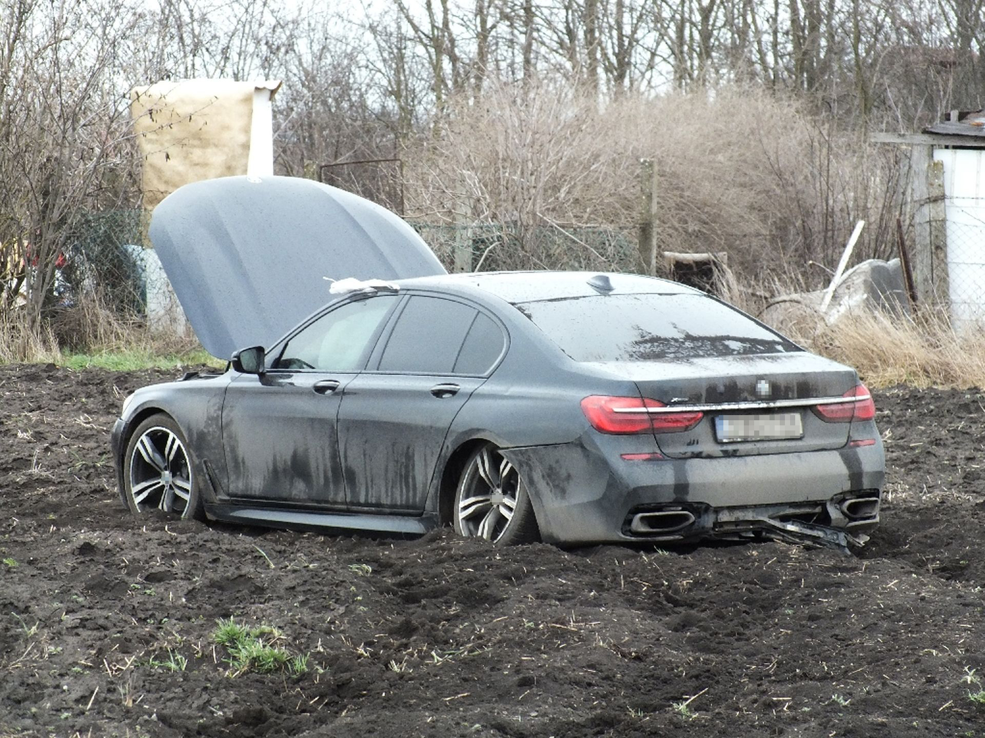 A hónap legbénább hazai tolvaja: szántóföldön nullázta le a BMW-t 1
