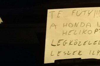 Egyelőre még kedves üzenet landolt egy illetlenül parkoló autós szélvédőjén
