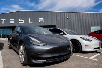 Egy fillért nem kap a Teslától Elon Musk