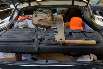 Csapatós Niva helyett a legmeglepőbb géppel jár vadászni egy 80 éves öregúr