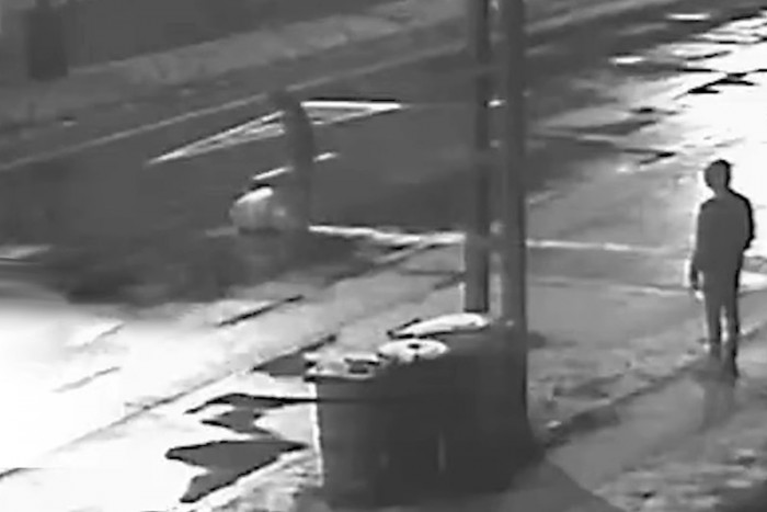 Hatalmas hóemberpocakot gurítottak az útra Győr mellett, egy autós telibe kapta 1 | Vezess Hatalmas hóemberpocakot gurítottak az útra Győr mellett, egy autós telibe kapta 1