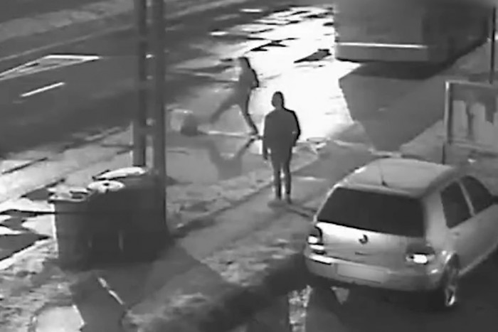 Hatalmas hóemberpocakot gurítottak az útra Győr mellett, egy autós telibe kapta