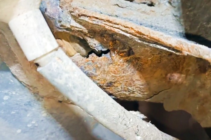 A rozsda elképesztő szintjét videózták egy 14 éves autó alatt