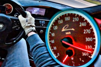 Bazári látványtuningban úszik ez a BMW, de a felszín alatt egy irgalmatlan szörnyeteg