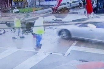 A hevesen integető munkások sem tudták megállítani az árokba hajtó autóst