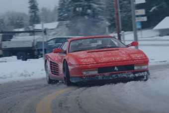 Egy Ferrari Tesatarossának még a hóban szánalmas forgás is jól áll