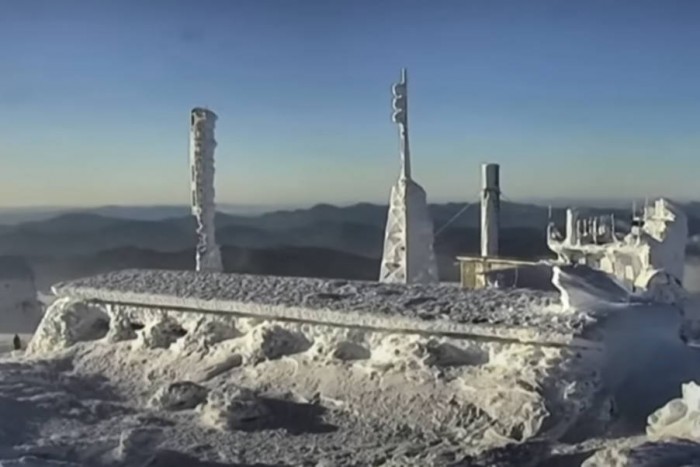 Ezen a hegyen mindig a legzordabb tél tombol 200 km/órás széllel