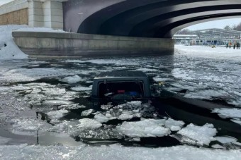 Jégre hajtott a 83 éves sofőr, az autója mentette meg