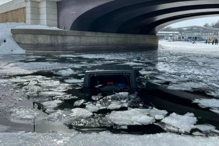 Jégre hajtott a 83 éves sofőr, az autója mentette meg