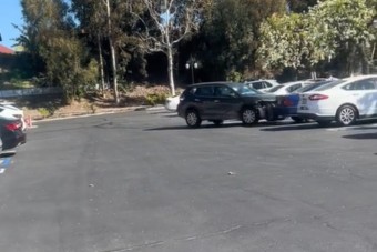 Nem bírt magával, tíz autót zúzott le a parkolóban