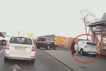 A járdán akart egérutat nyerni a türelmetlen autós Kőbányán