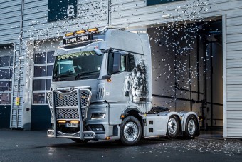 Ezért díszítik mérges oroszlánok ezt a kamiont