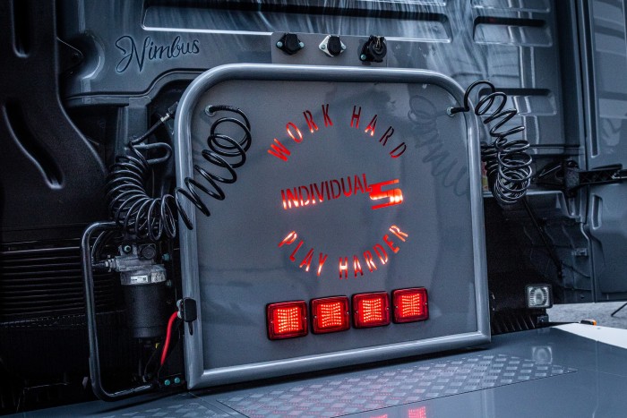 Ezért díszítik mérges oroszlánok ezt a kamiont 3