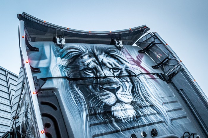 Ezért díszítik mérges oroszlánok ezt a kamiont 2