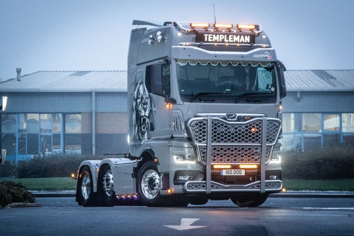 Ezért díszítik mérges oroszlánok ezt a kamiont 4