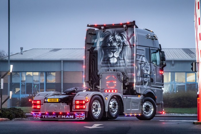 Ezért díszítik mérges oroszlánok ezt a kamiont 1