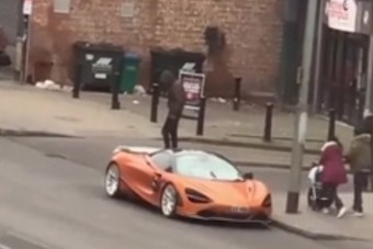 Gyalogos törte össze a 100 milliós sportautót