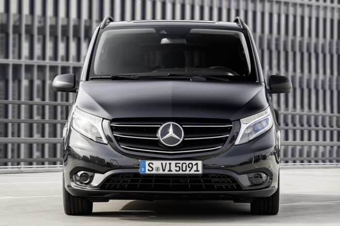 Nem enged cammogni: magától ad gázt a kisautó 8