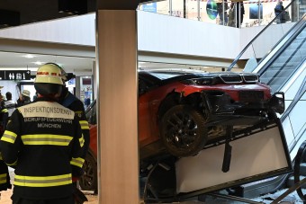 Autóstól rontott a plázába a néni, a mozgólépcsőn landolt