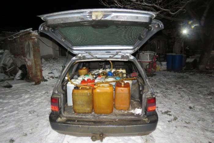 Telerakták a kocsit lopott gázolajjal, rögtön nekimentek egy kerítésnek, miután rendőrt láttak